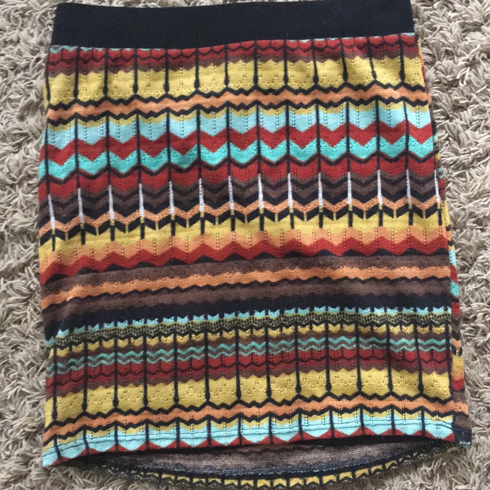 Xhilaration patterned mini skirt, size small